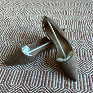 Never worn Journee Taupe Flats Size 8